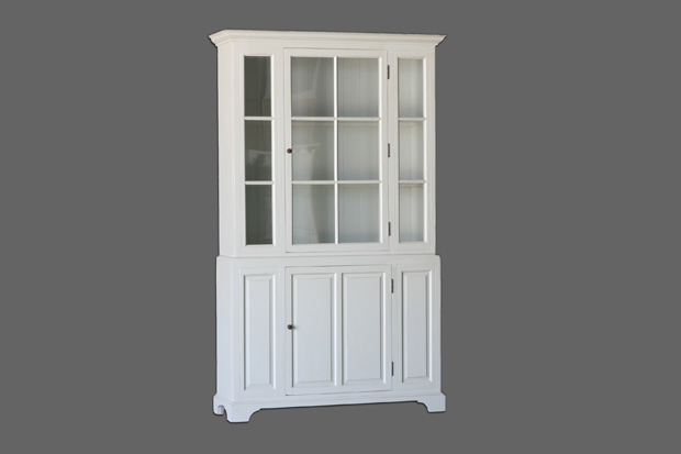 ארון ויטרינה לבן עם דלת זכוכית גדולה, בסגנון כפרי. מידות 125*40*210 