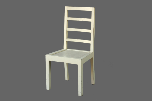 כסא עץ בצבע לבן בסגנון כפרי. מידות 48*45*100 
