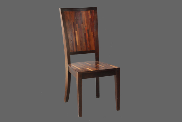 כסא עץ אותנטי מיוחד עם אריחי עץ מחוברים בעבודת יד. מידות 45*56*100 