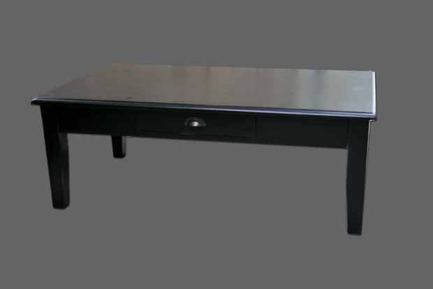 שולחן סלון בצבע שחור עם מגירה.. מידות 130*77*47 