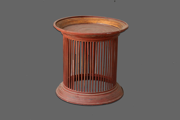 שולחן קפה אדום עשוי במבוק. מידות 51*51 