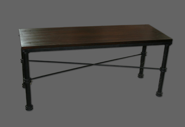 שולחן סלון בסגנון עתיק. מידות 130*49*59 