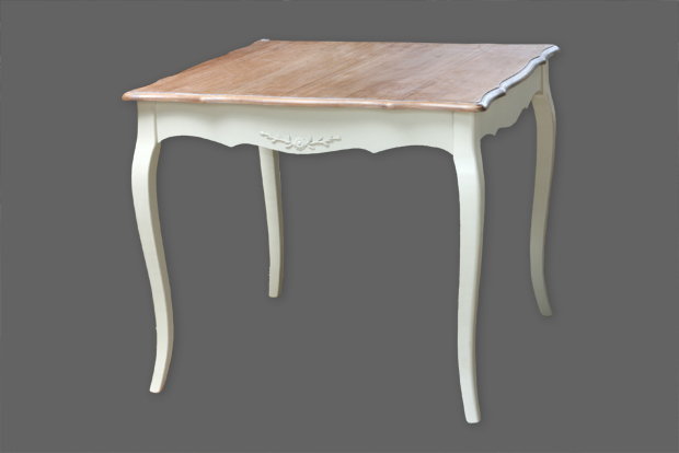 שולחן אוכל מרובע בסגנון כפרי צרפתי, בצבע שמנת עם משטח עץ טבעי. מידות 90*90*78 
