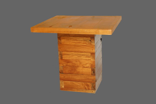 שולחן אוכל מרובע, מעץ אלון מלא, מעובד בסגנון לבנים. מידות 80*80*77 