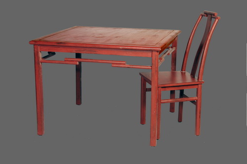 שולחן אוכל מרובע בגוון אדמדם. ניתן להשיג עם כיסאות תואמים.. מידות 100*100*73 